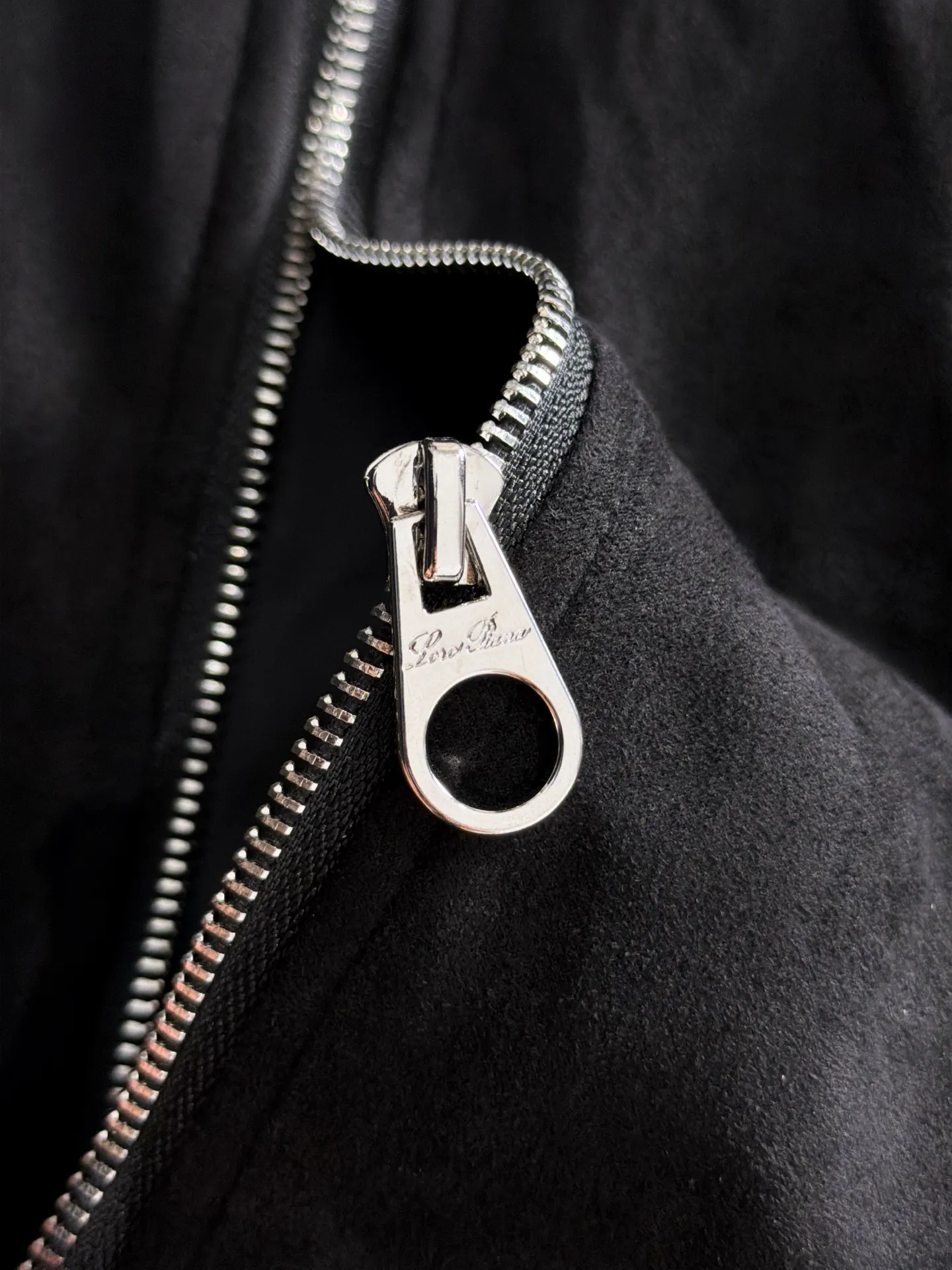 🛫🛫🛫High version Loro Piana 26ss customized top-quality fabric new jacket casual pants, ribbon letter embroidery stitching new show products‼ The product is in perfect condition, comfortable and warm, complete with three labels, full and attractive color, very outstanding design, customized hardware accessories can easily enhance the fashion sense, the workmanship is extremely elegant and rigorous, and the wiring is neat and meticulous! A masterpiece from a famous designer! The upper body does not look bloated and is super handsome! Sizes：M～XXXL